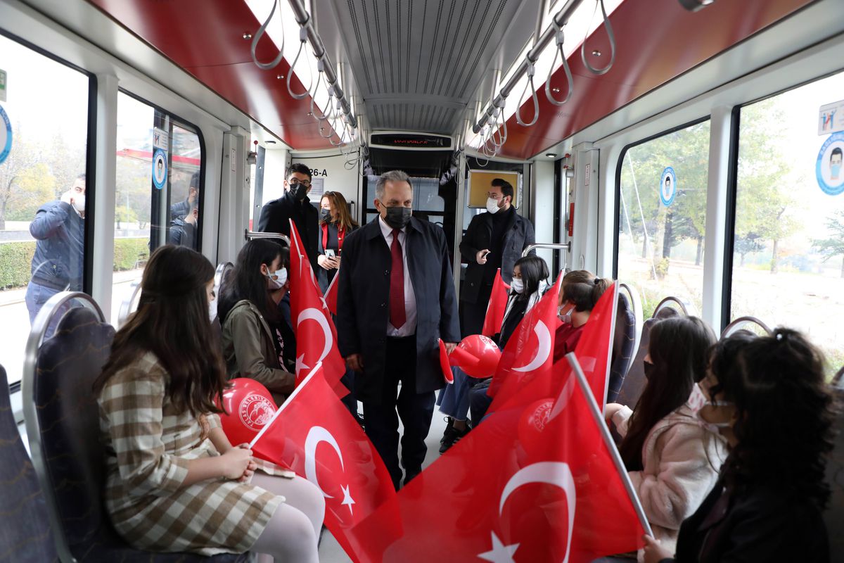 Kayseri\'de öğrenciler 29 Ekim\'de tramvayda İstiklal Marşı okudu