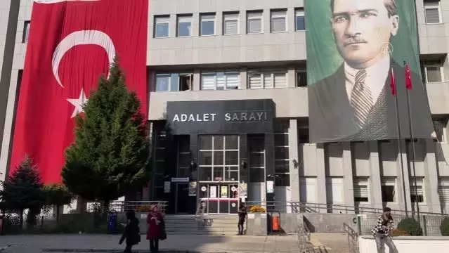 Kendini savcı olarak tanıttığı kişiyi 350 bin lira dolandıran zanlı tutuklandı Kendini savcı olarak tanıttığı kişiyi 350 bin lira dolandıran zanlı tutuklandı