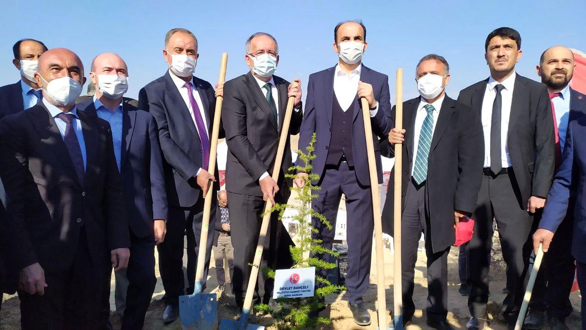 Konya\'da Devlet Bahçeli Hatıra Ormanında fidanlar toprakla buluşturuldu