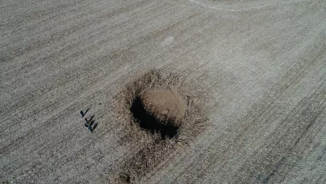 Tarlada 20 metre çapında, 12 metre derinliğinde obruk oluştu