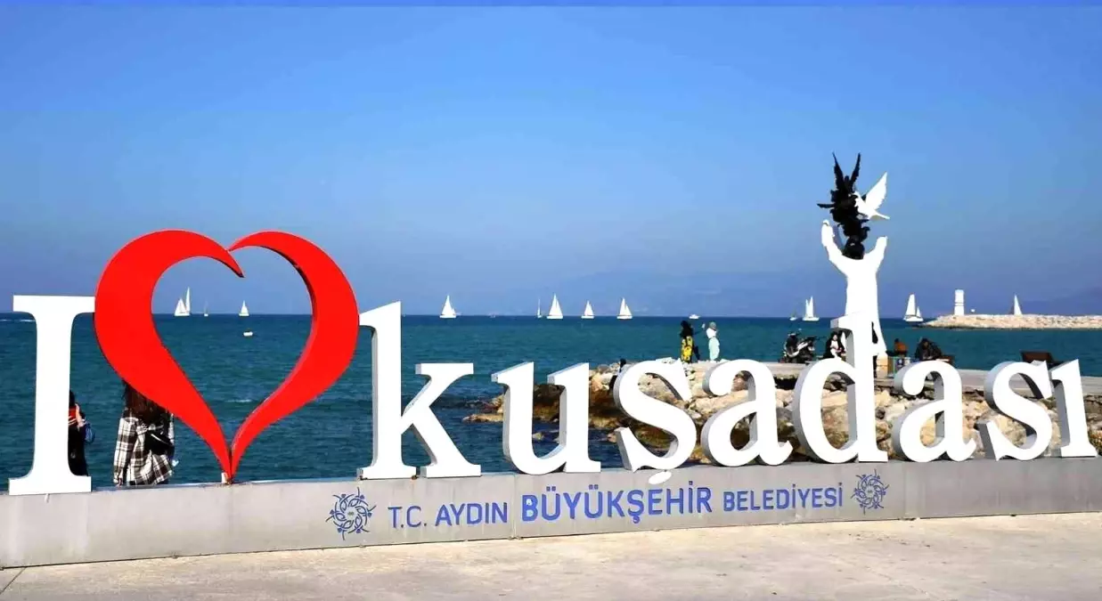 Kuşadası\'nda yelkenler Cumhuriyet Bayramı dolayısıyla denizde kortej oluşturdu