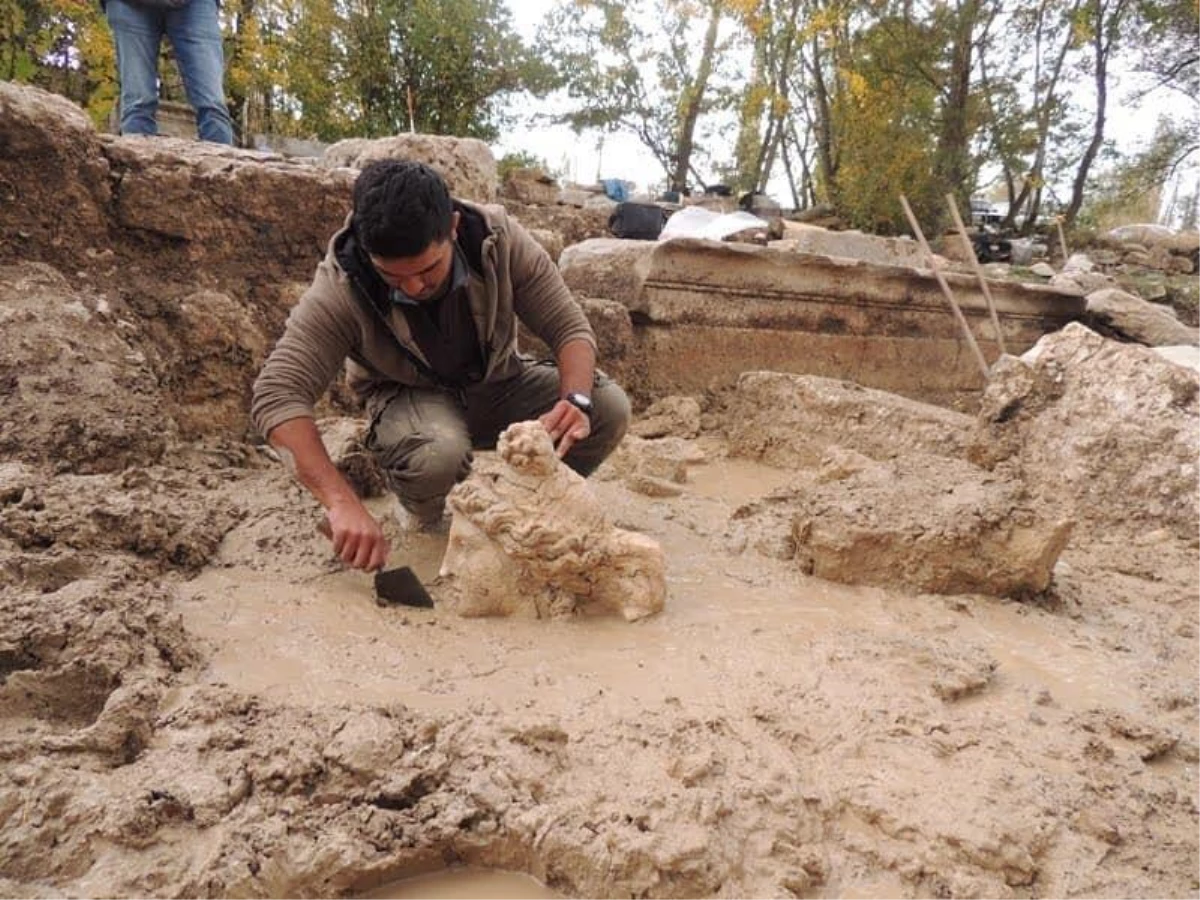 Kütahya\'da "Afrodit" ile "Dionysos" heykelinin baş kısmı gün yüzüne çıkarıldı