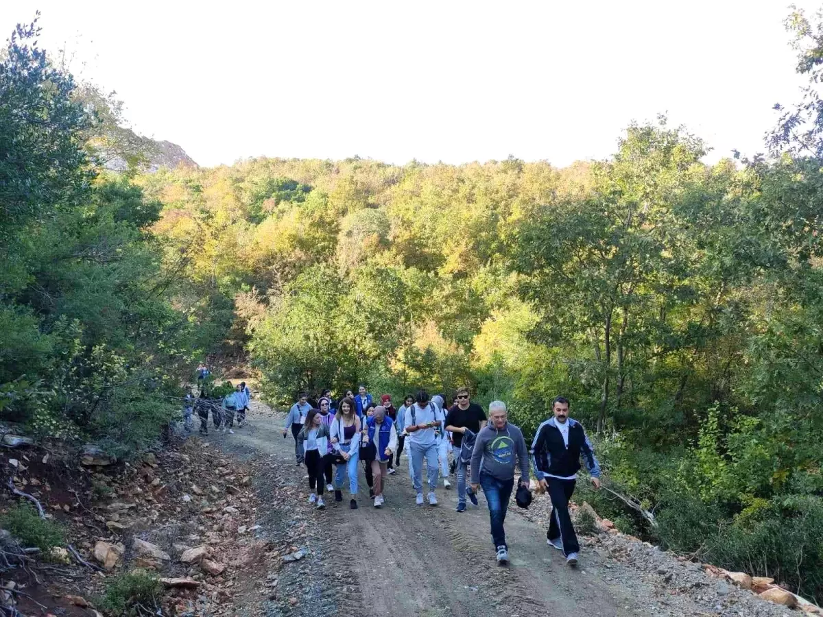 Manyaslı gençlerden doğa yürüyüşü