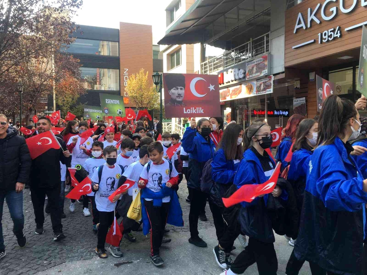 Miniklerden Cumhuriyet Bayramı yürüyüşü