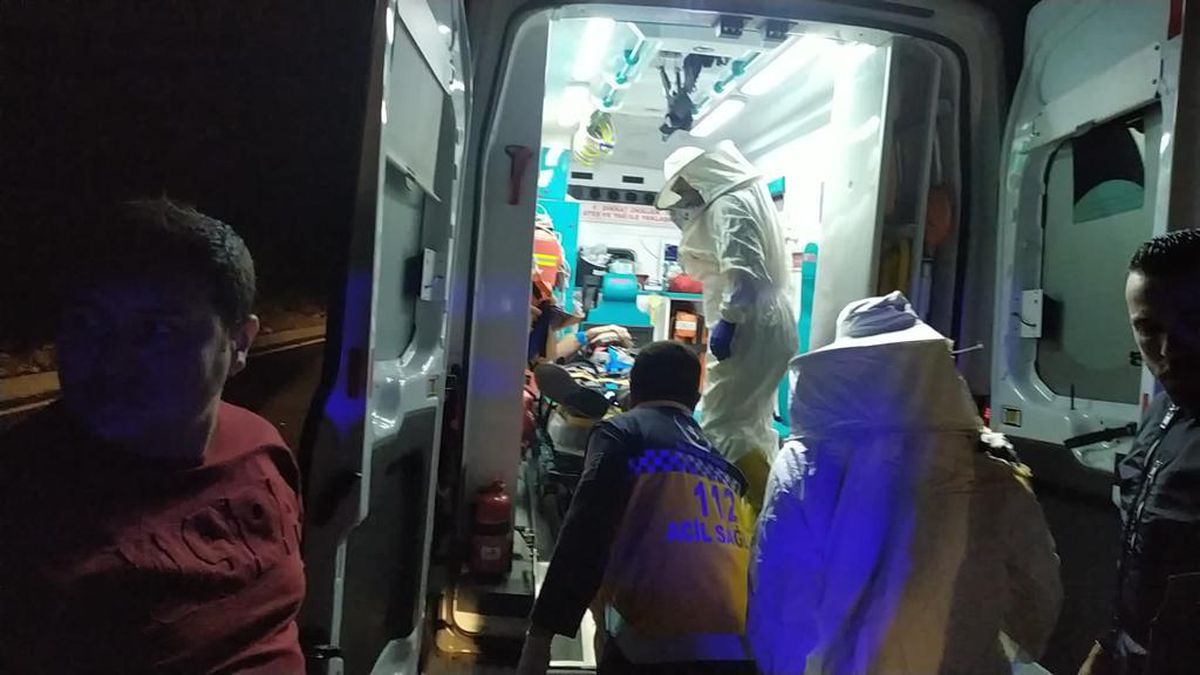 Muğla\'da devrilen arı kovanı yüklü kamyonetin sürücüsü ağır yaralandı