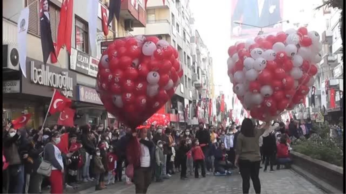 Ödemiş\'te 3 bin Türk bayrağı baskılı balon uçuruldu