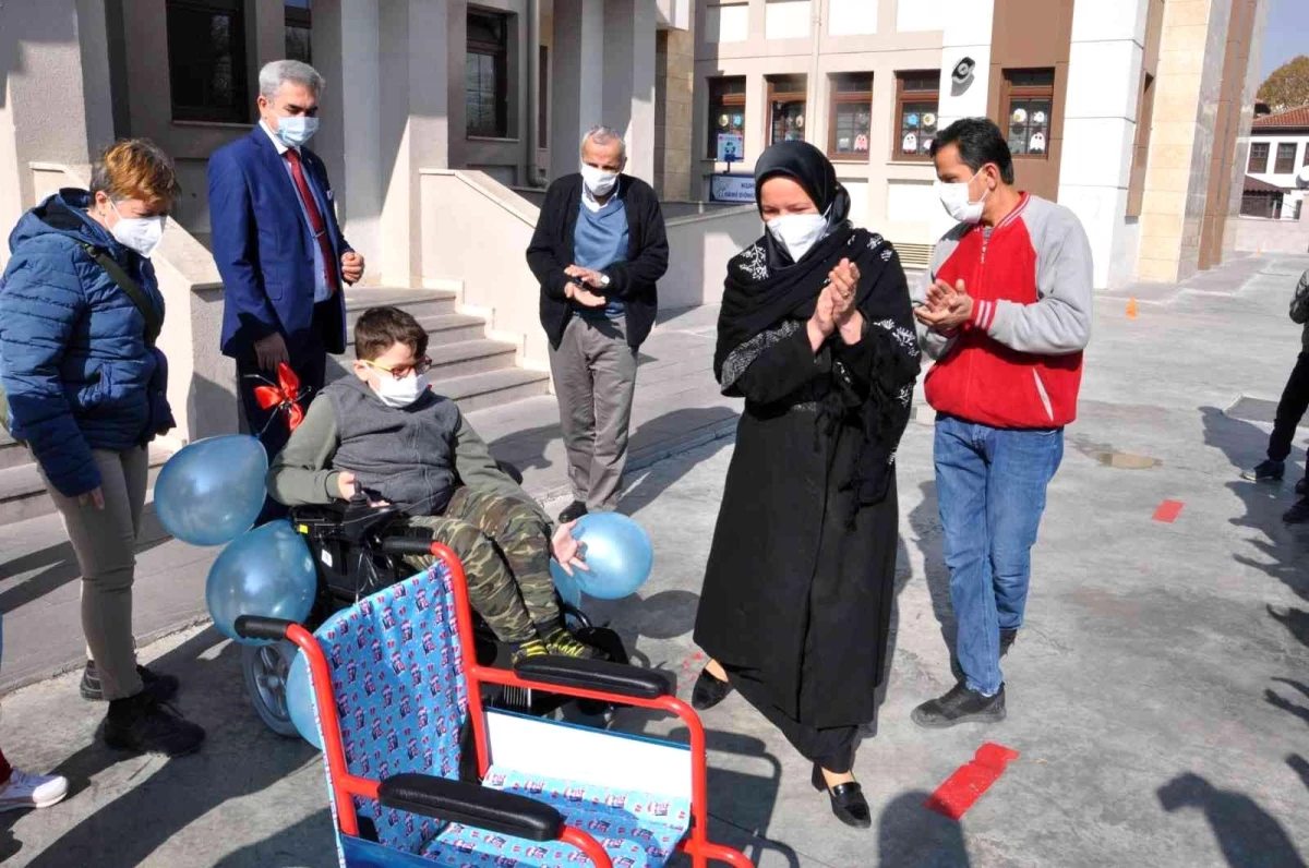 Öğretmenler aldıkları akülü sandalye ile yürüme engelli öğrenciyi sevindirdi