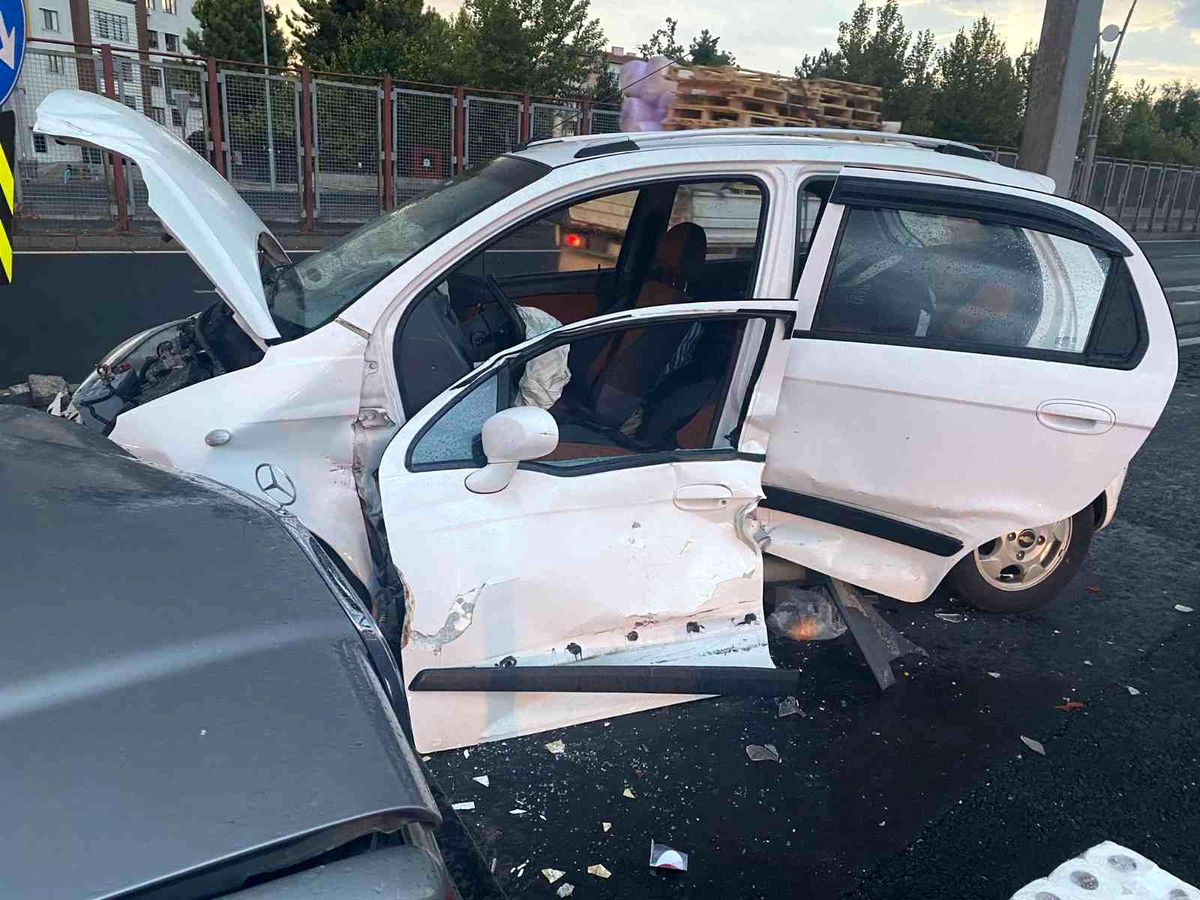 Otomobiller çarpıştı: 1 yaralı