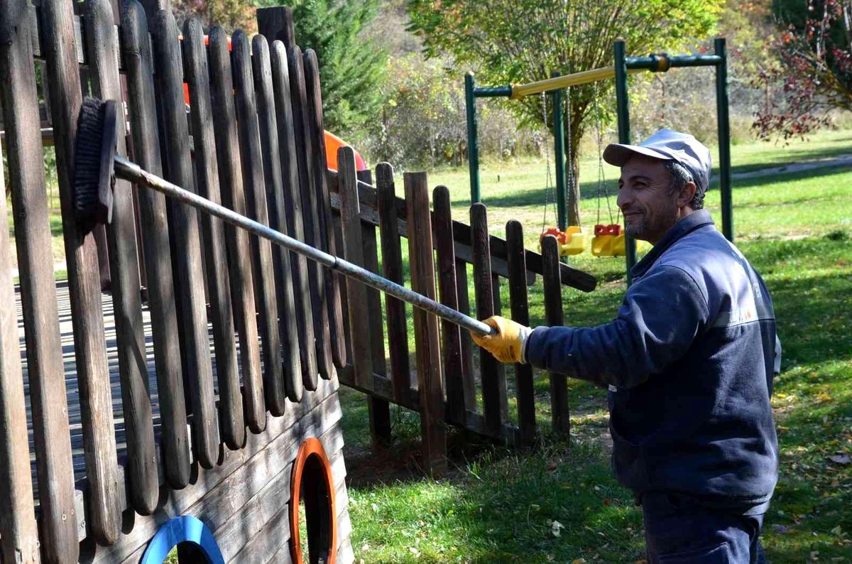 Park ve bahçelerdeki ahşap malzemeler onarılıyor