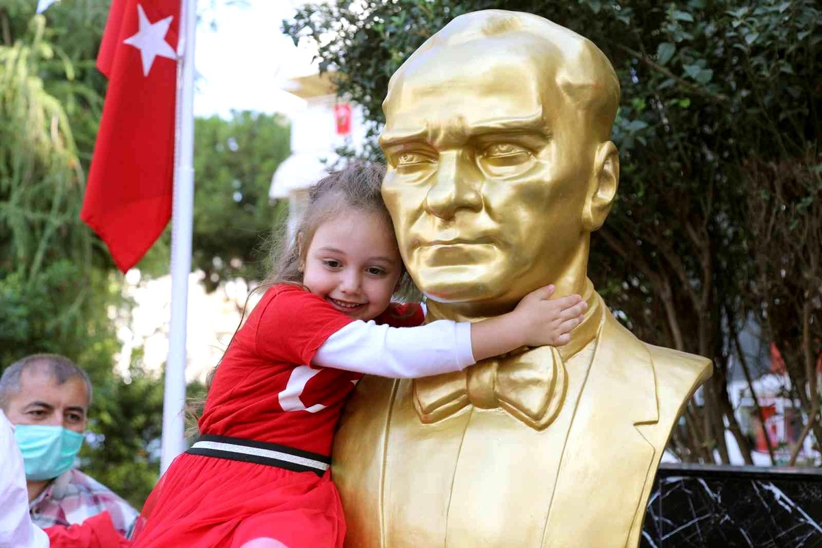 Site sakinleri Cumhuriyet coşkusunu Atatürk büstü açarak yaşadılar