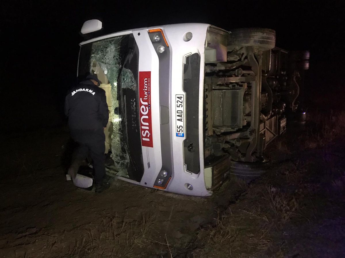 Sivas\'ta tur midibüsünün devrilmesi sonucu 1 kişi öldü, 24 kişi yaralandı