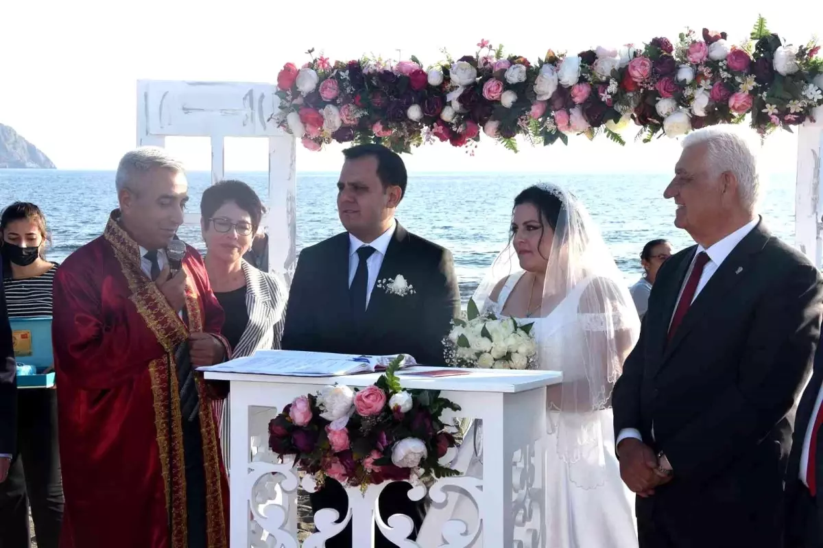 Siyasetçileri buluşturan nikah