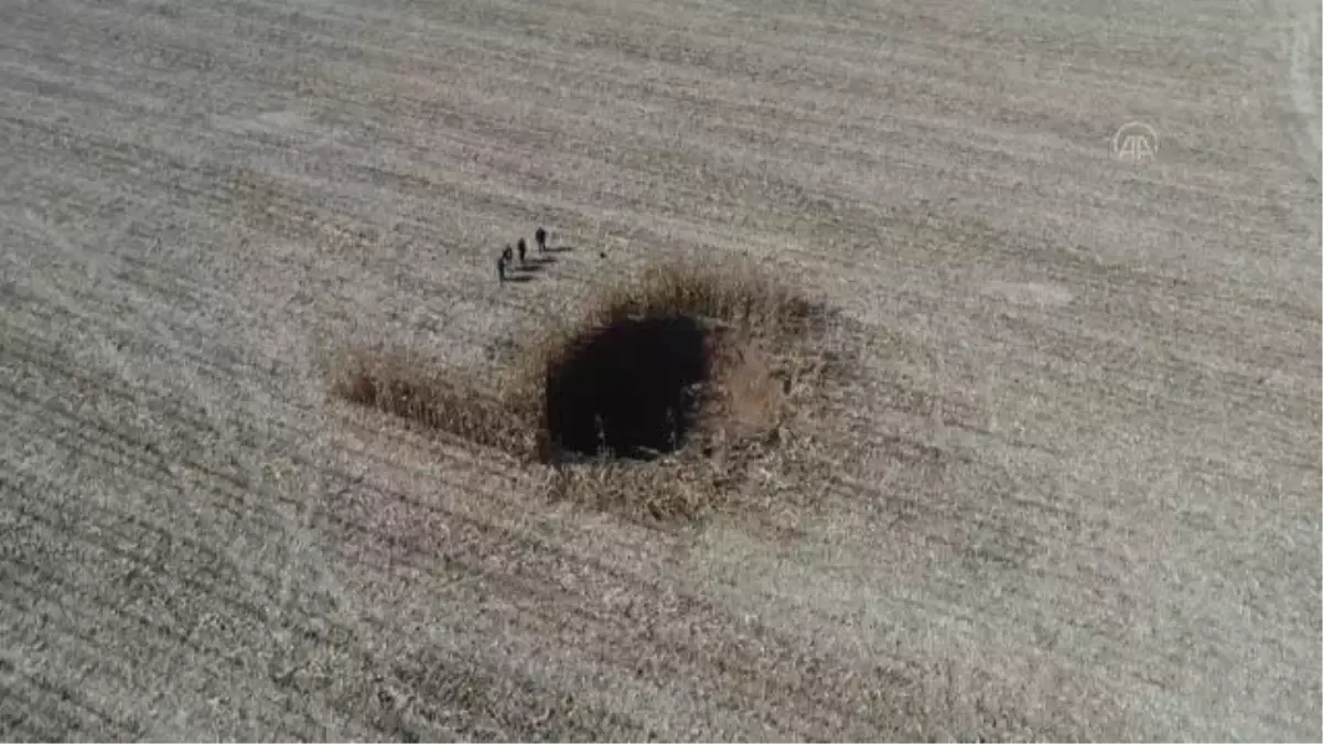 Tarlada 20 metre çapında, 12 metre derinliğinde obruk oluştu