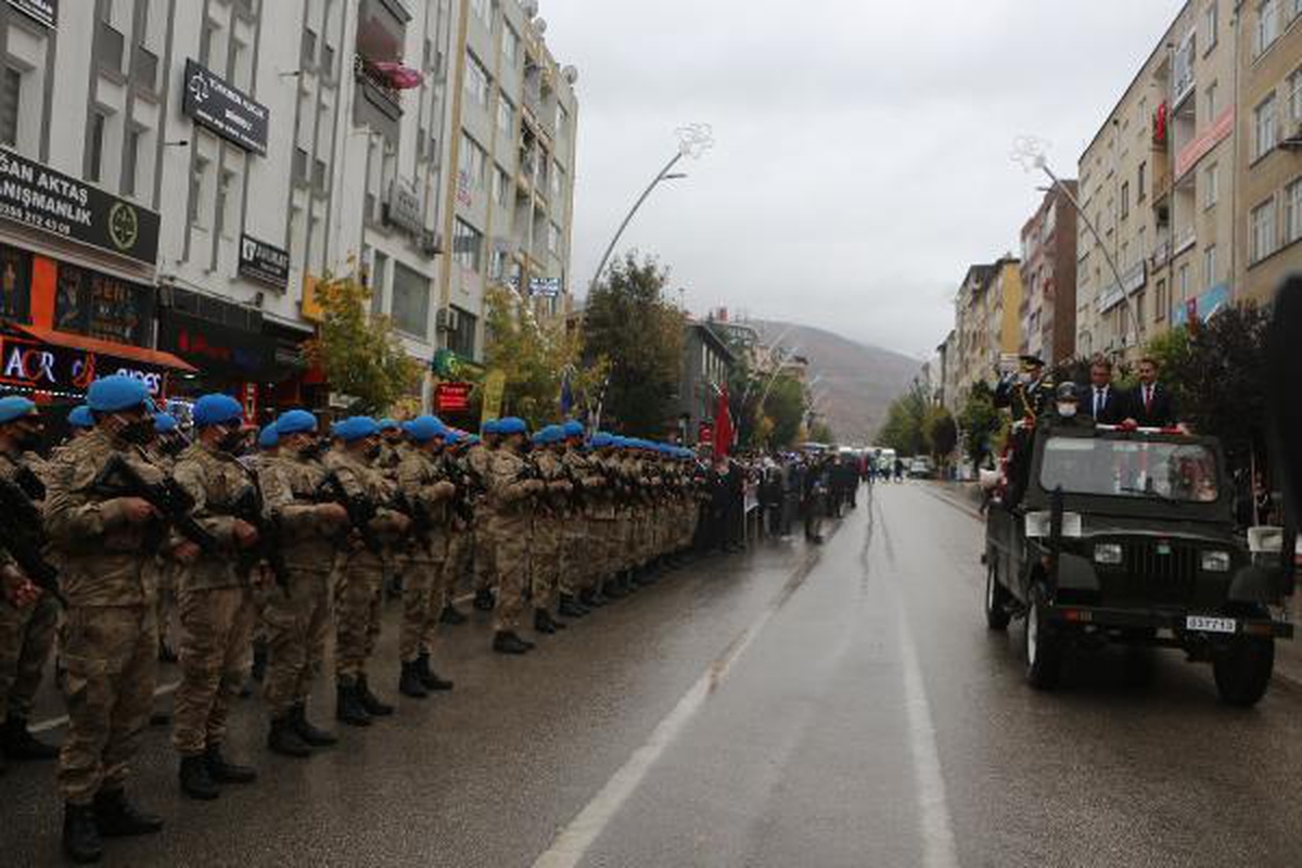 Tokat\'ta sağanak altında Cumhuriyet Bayramı kutlaması