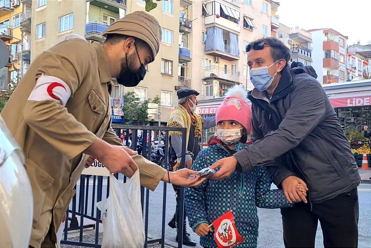 Türk Kızılay gönüllüleri, Cumhuriyet Bayramında Türk Bayrağı ve kuru üzüm dağıttı