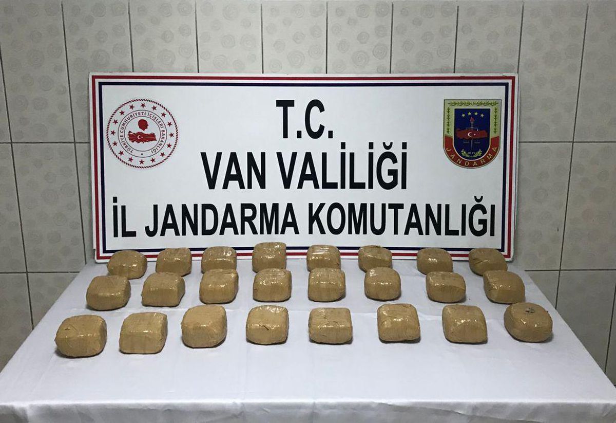 Van\'da toprak altına gizlenmiş 11 kilo 931 gram eroin ele geçirildi