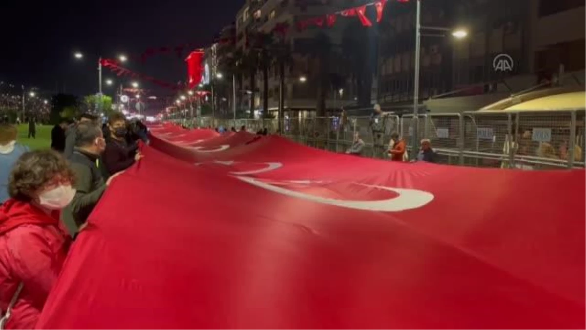 Vatandaşlar 350 metre uzunluğundaki Türk bayrağı taşıdı