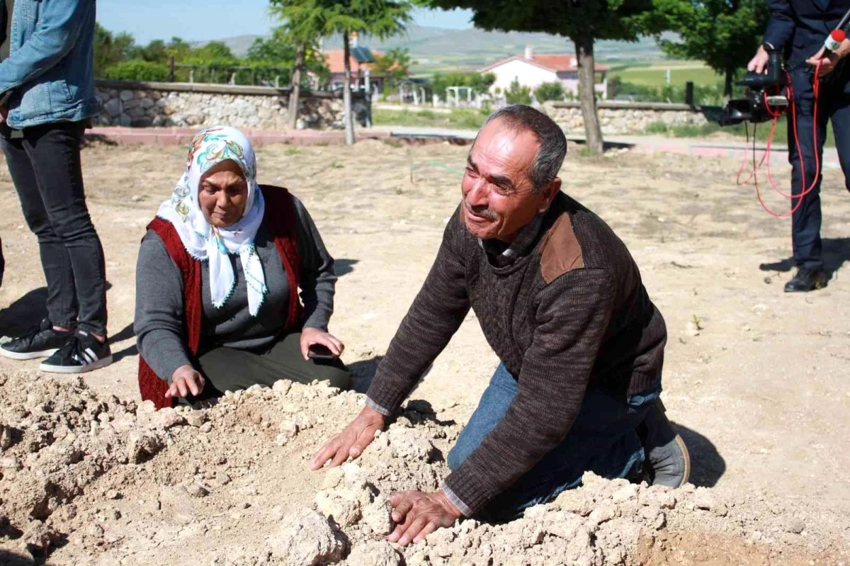Otopsi raporunun değiştirildiğini ileri süren Aleyna Çakır\'ın babası kızının mezarının açılmasını talep ediyor