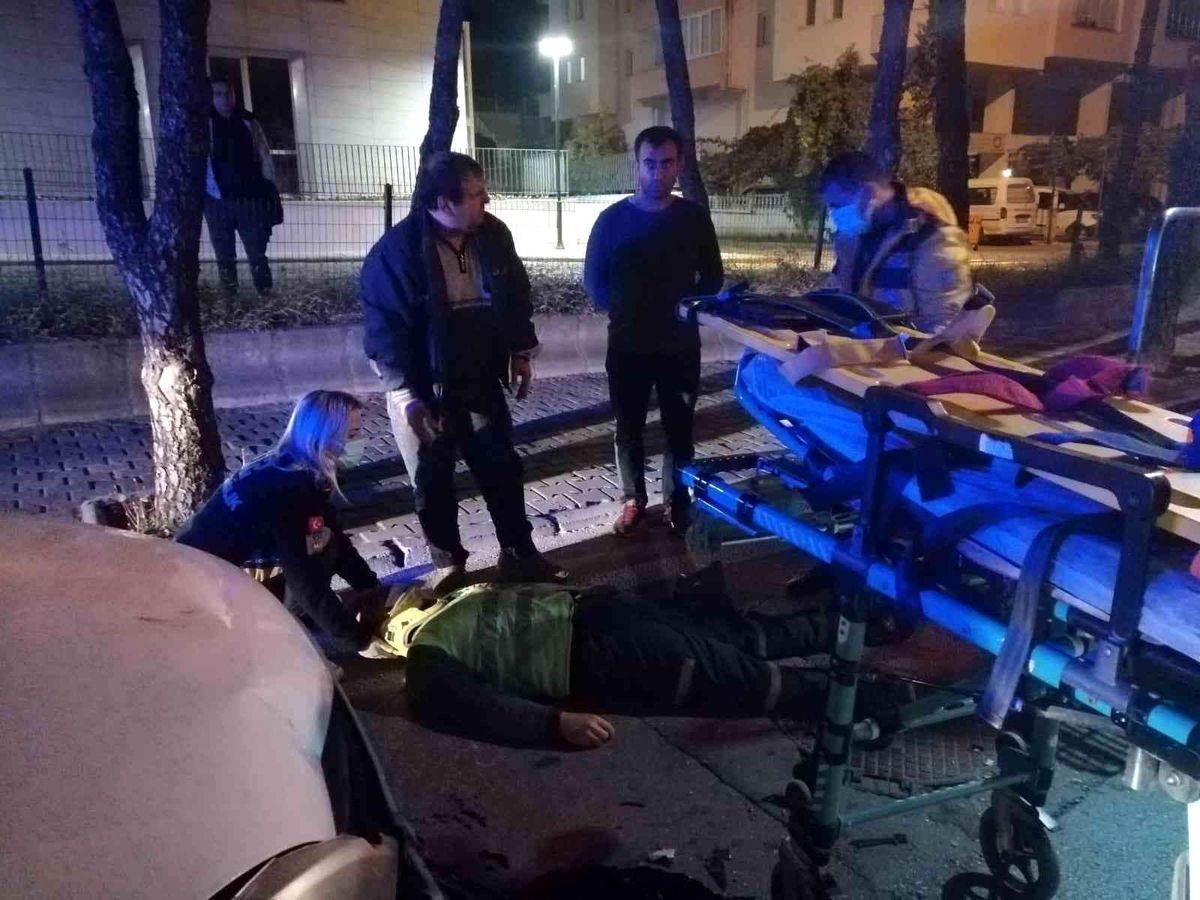 Alkollü sürücü çöp kamyonuna arkadan çarptı, temizlik işçisi yaralandı