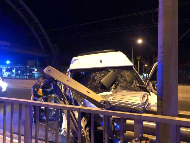 Antalya'da turistleri taşıyan minibüs bariyerlere çarptı: 1 ölü