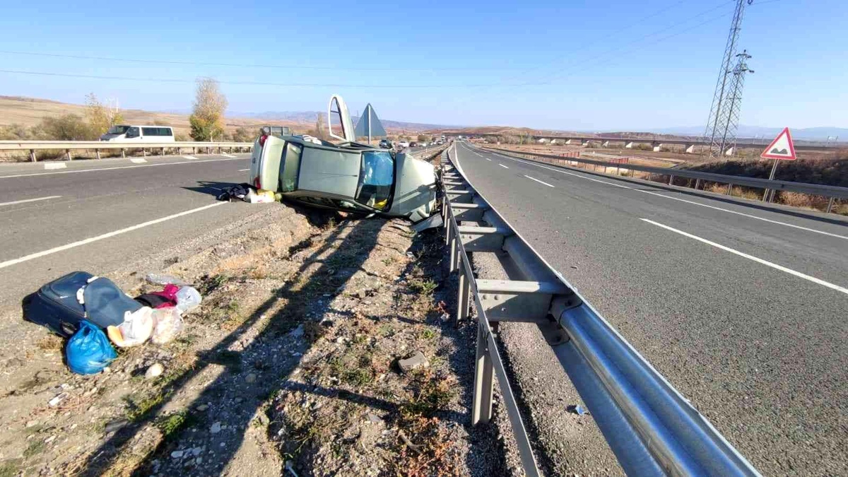 Bariyerlere çarpan otomobil yan yattı: 3 yaralı