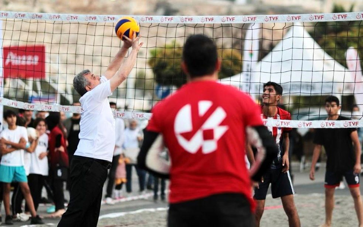 Belediye başkanı gençlerle plaj voleybolu oynadı