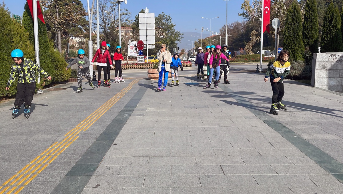 Bolu\'da kayakçılar tekerlekli patenle antrenman yapıyor