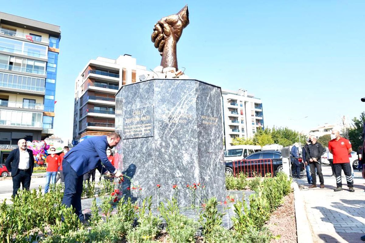 Çiğli Deprem Anıtı törenle açıldı