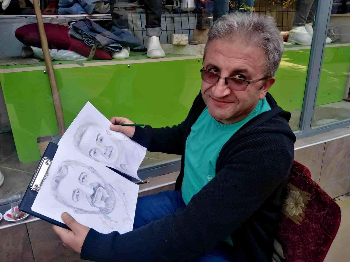 Çizdiği kara kalem resimler ilgi görüyor
