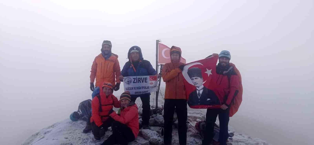 Cumhuriyet Bayramı\'nda Berit Dağı\'na zirve tırmanışı gerçekleştirdiler