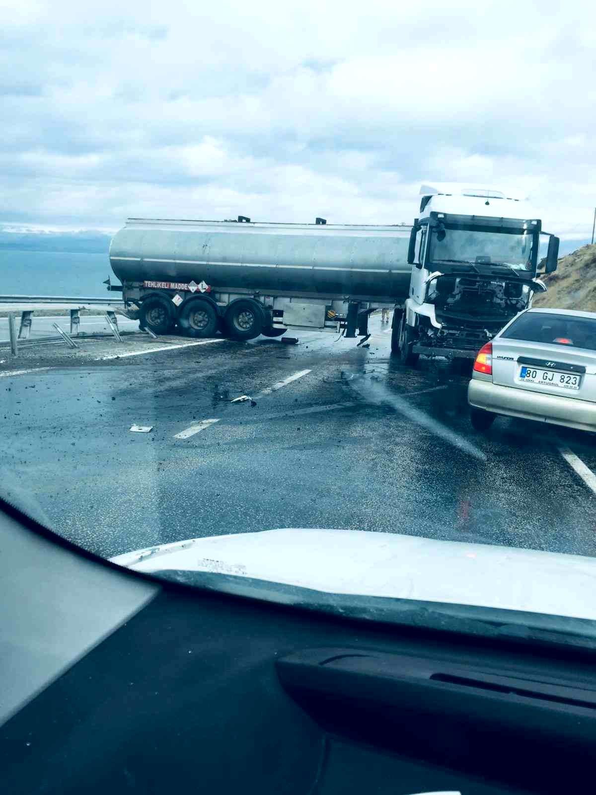 Direksiyon hakimiyetini kaybeden tır bariyerlere çarparak durdu