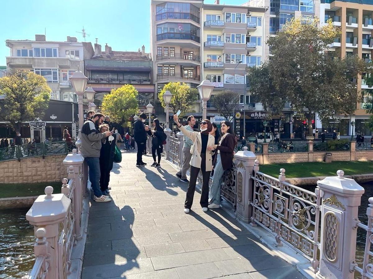 Eskişehir\'de güneşli hava vatandaşı sokağa döktü