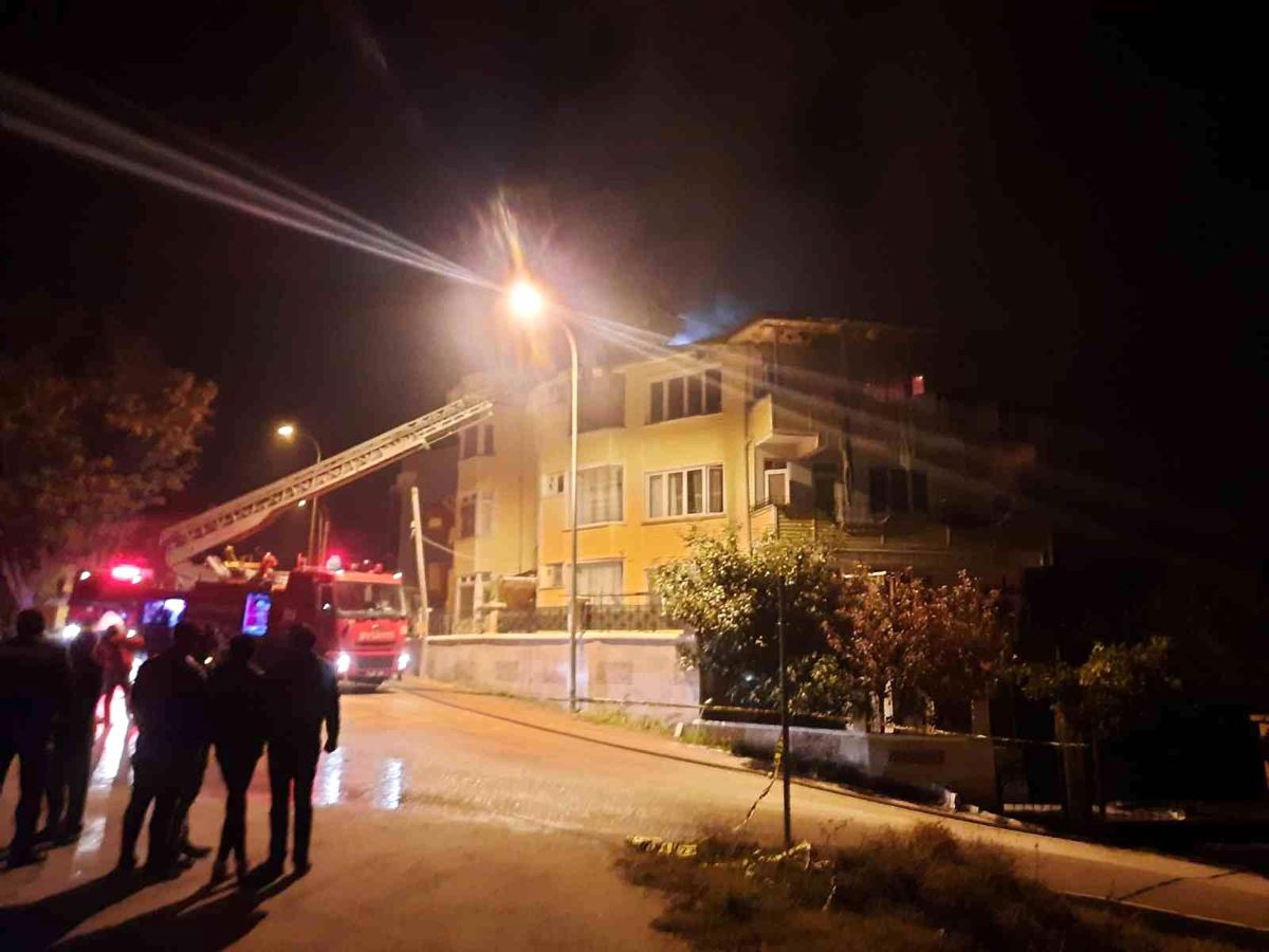 Evi yanan 2\'si çocuk, 4 kişilik aile belediye tarafından bir otele yerleştirildi