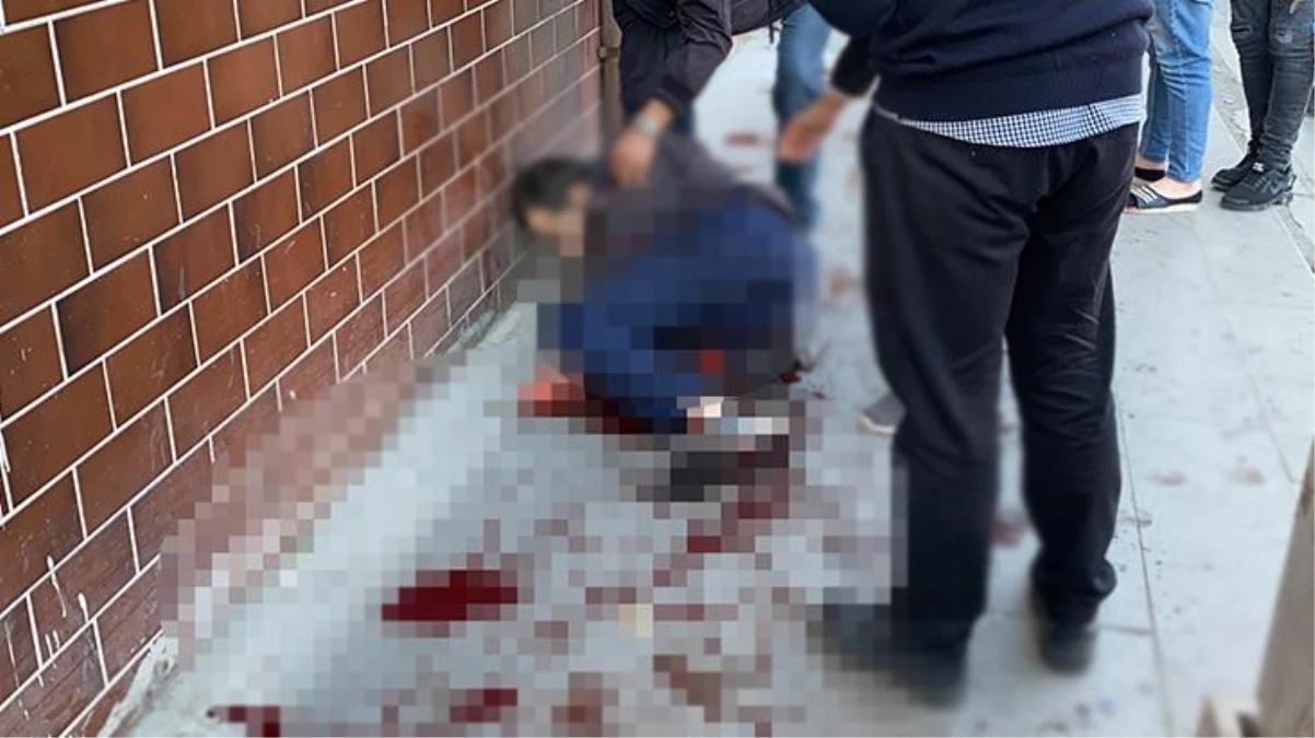 Gençler sokak ortasında kavga etti! Biri kalbinden diğeri bacağından bıçaklandı