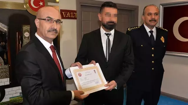 Ödüllü polis, aracında 25 kilo uyuşturucu ile yakalandı