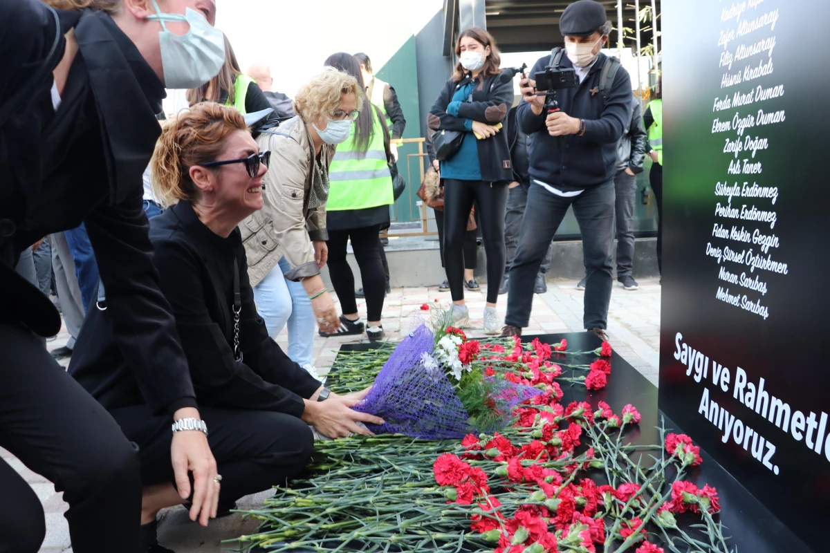 İzmir depreminde hayatını kaybedenler için gökyüzüne 117 balon bırakıldı