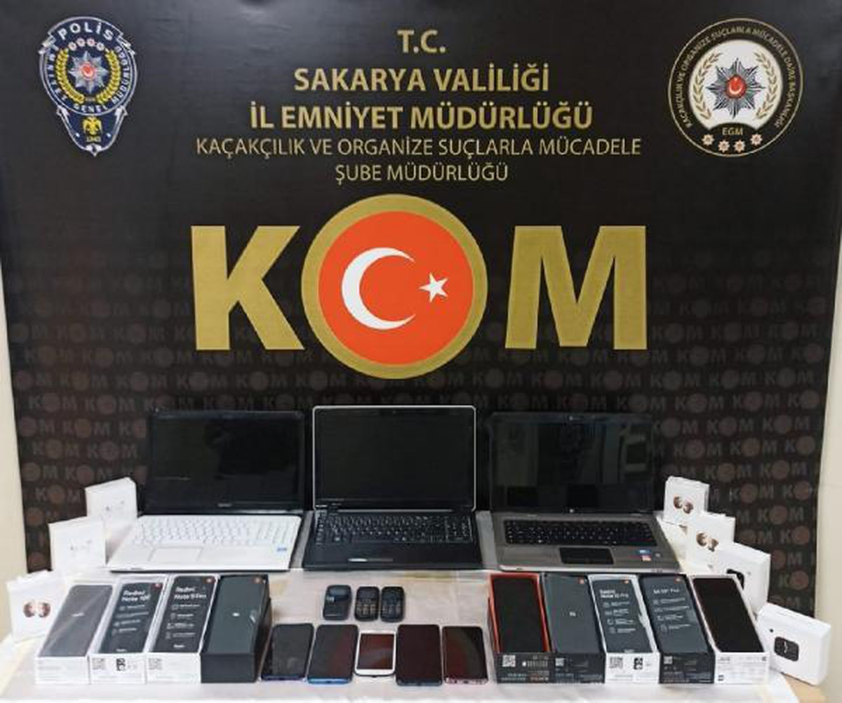 Kaçak cep telefonları ve boa yılanı ele geçirildi (2)- Yeniden