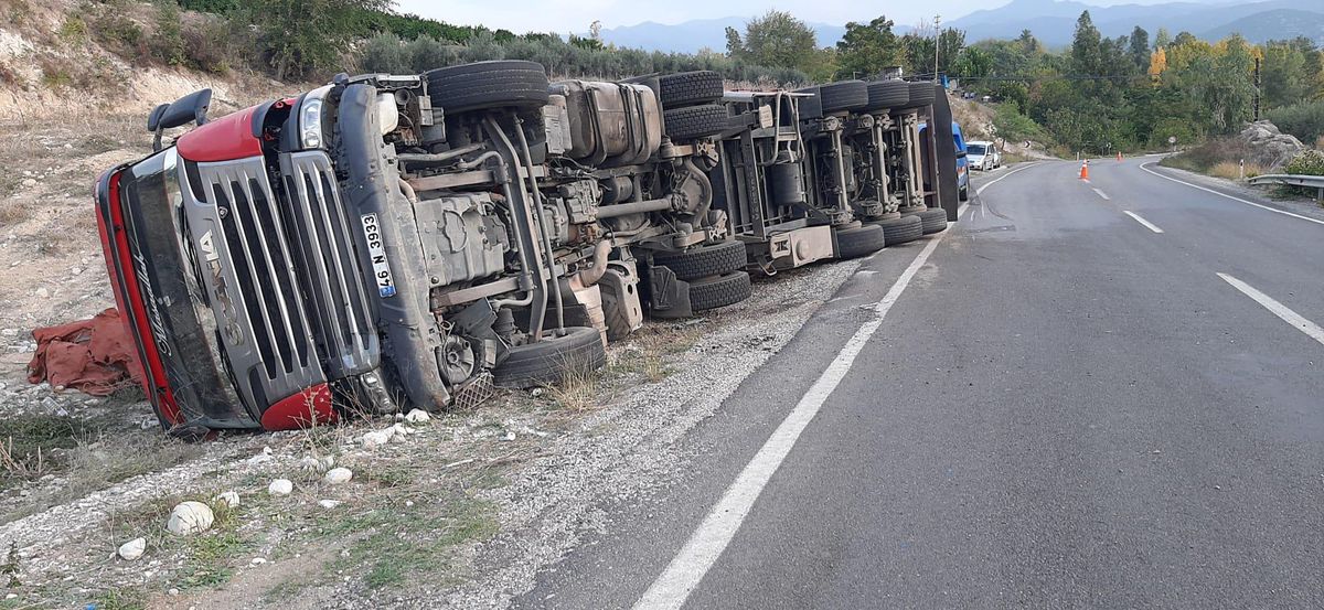 Kahramanmaraş\'ta hurda yüklü kamyonun devrilmesi sonucu 2 kişi yaralandı
