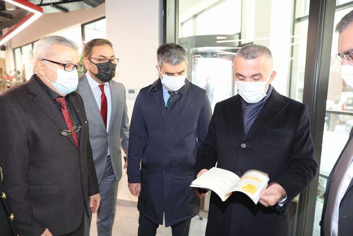 Kırklareli Valisi Bilgin Halk Kütüphanesi\'nde incelemede bulundu