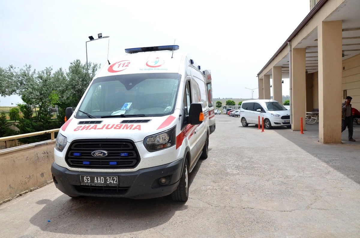 Kontrolden çıkan otomobil kayaya çarptı: 6 yaralı