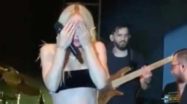 Gülşen'in konserinde Galatasaray'a küfür! Ne yapacağını bilemeyen şarkıcı sahneden uzaklaştı