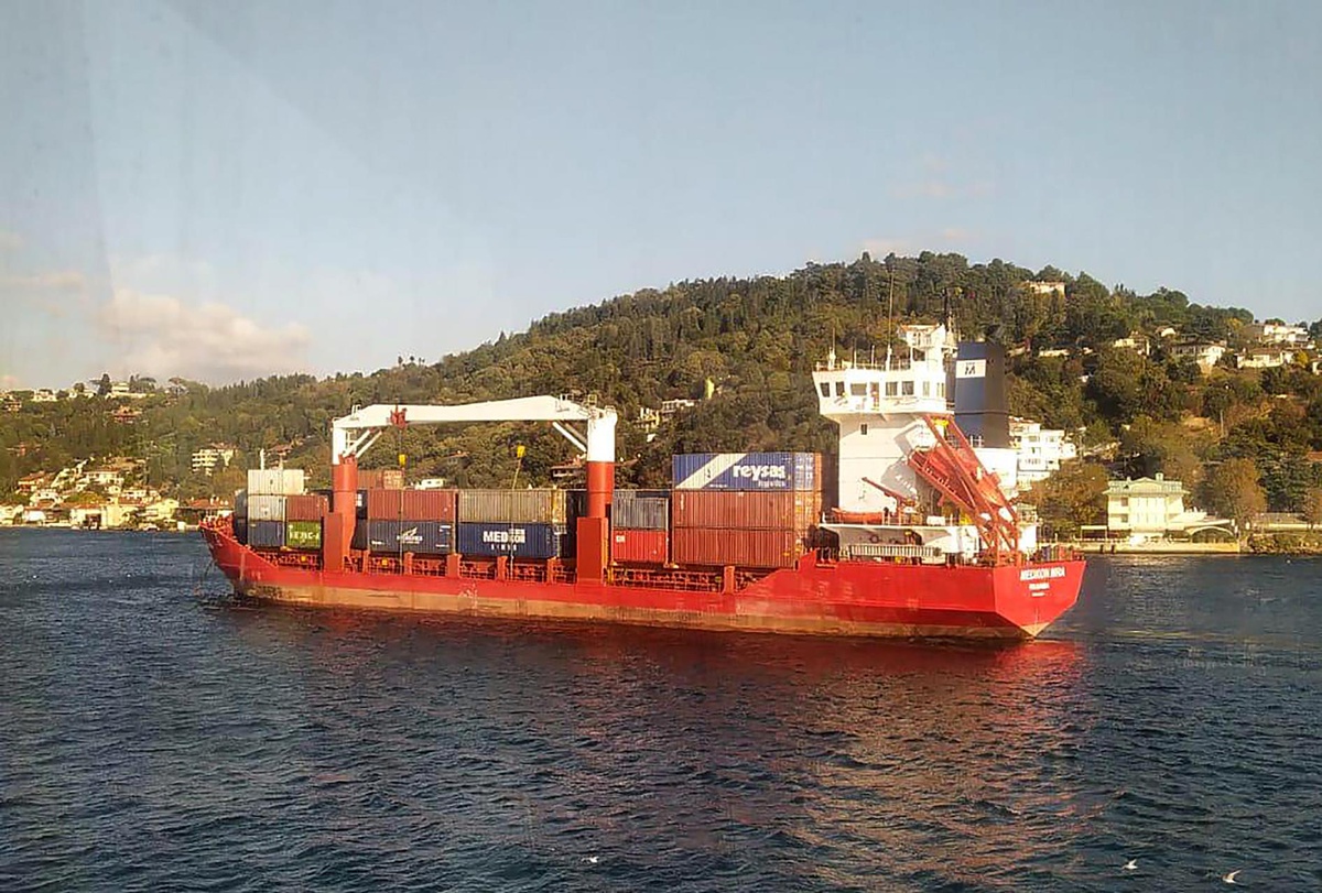 Makine arızası yapan yük gemisi İstanbul Boğazı\'na demir attı