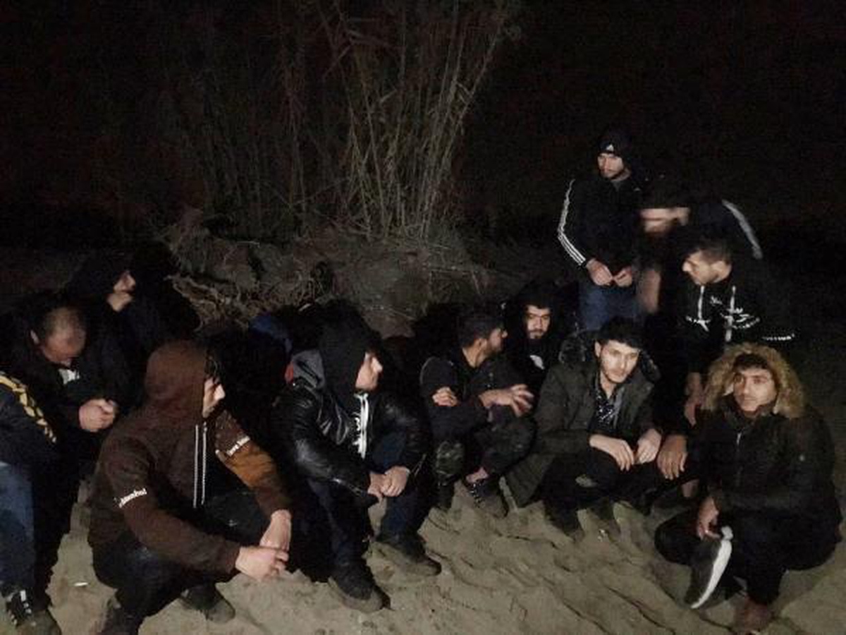 Manavgat\'ta 15 kaçak göçmen saklandıkları sazlıkta yakalandı