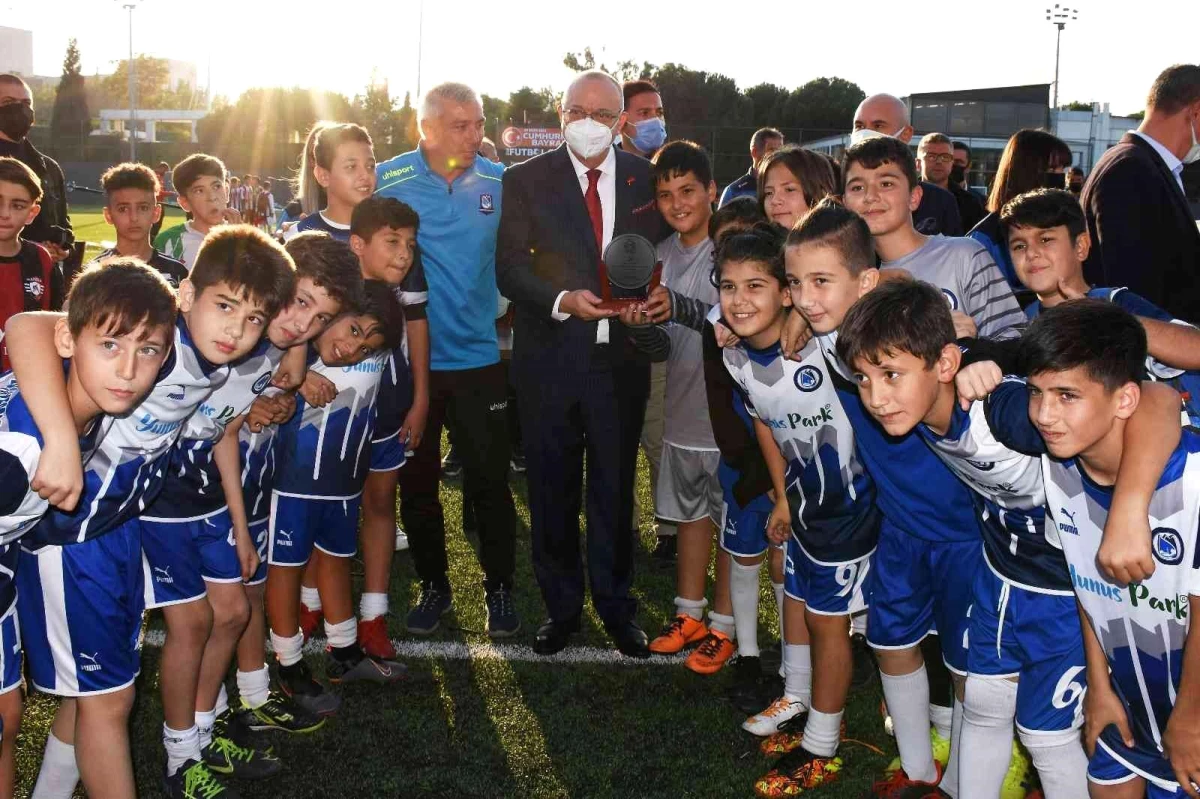 Manisa U12 Cumhuriyet Futbol Şenliği\'ne görkemli kapanış