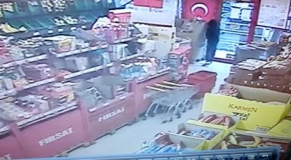 Markette Türk bayrağını gören çocuğun yaptığı duygulandırdı