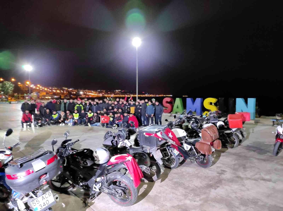 Motosikletli kuryelerden kortejli kutlama