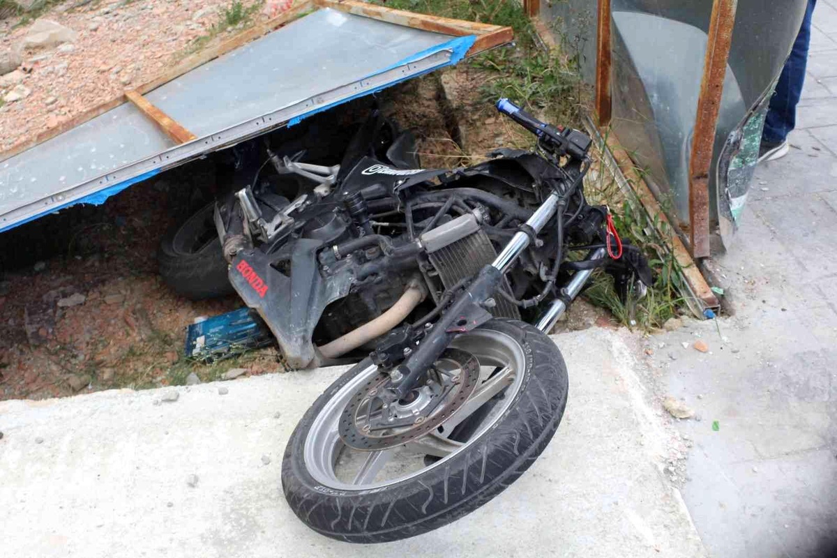 Otomobille çarpışan motosiklet hurdaya döndü: 1 yaralı