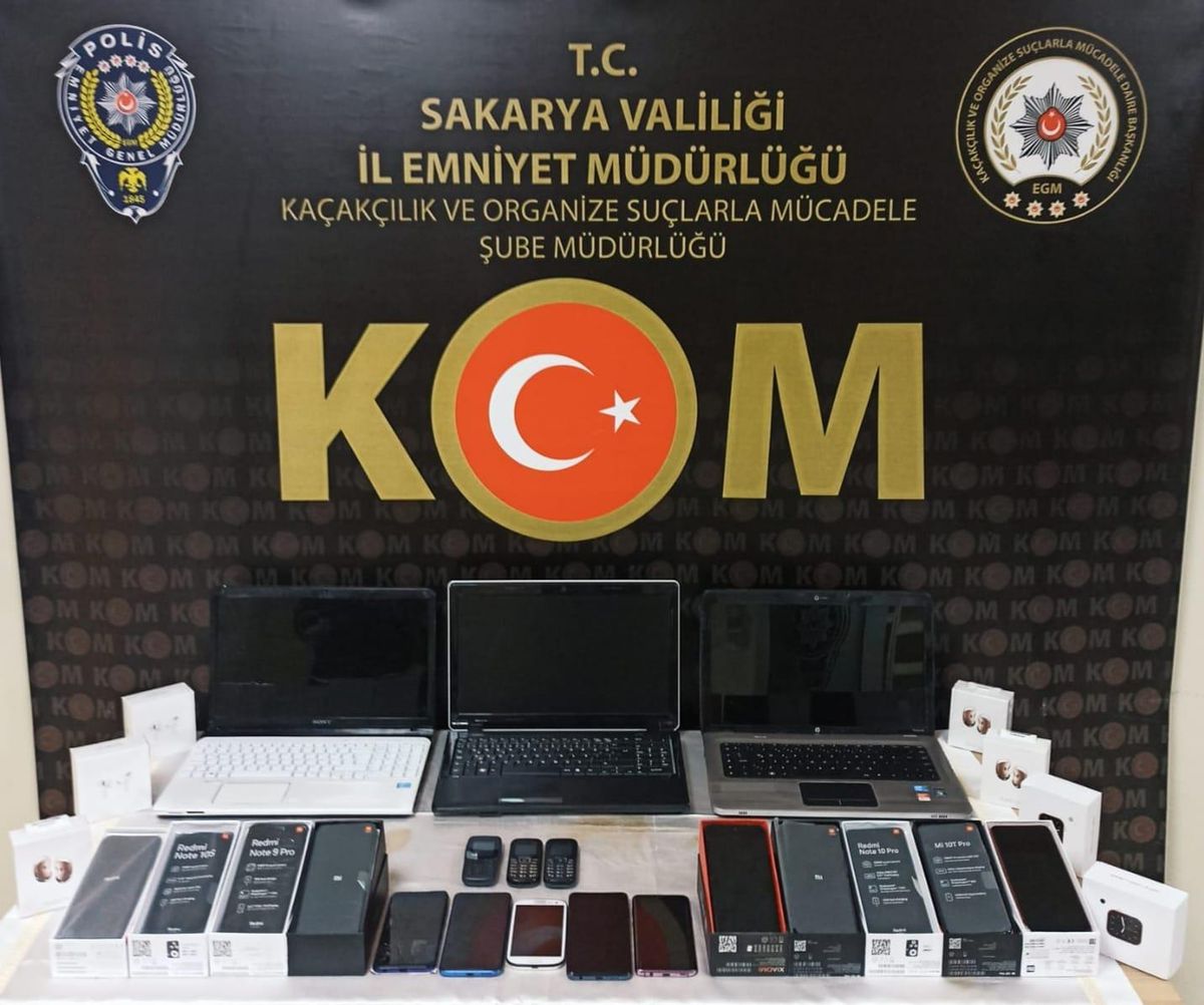 Son dakika haber | Sakarya merkezli kaçakçılık operasyonunda 43 cep telefonu ele geçirildi