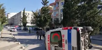 SANCAKTEPE'DE OTOMOBİLLE ÇARPIŞAN AMBULANS DEVRİLDİ