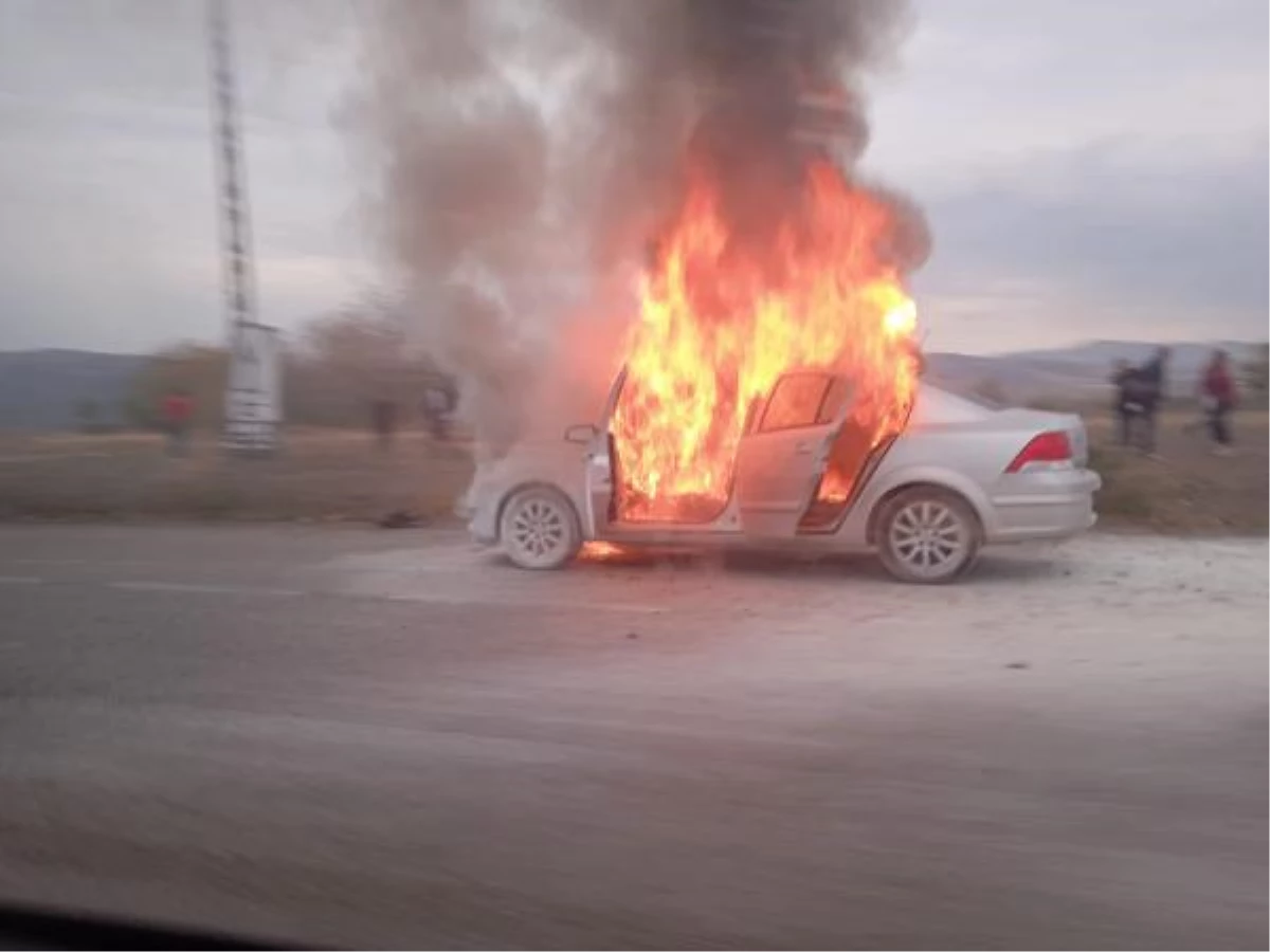 Ankara\'da hareket halindeki otomobil yandı